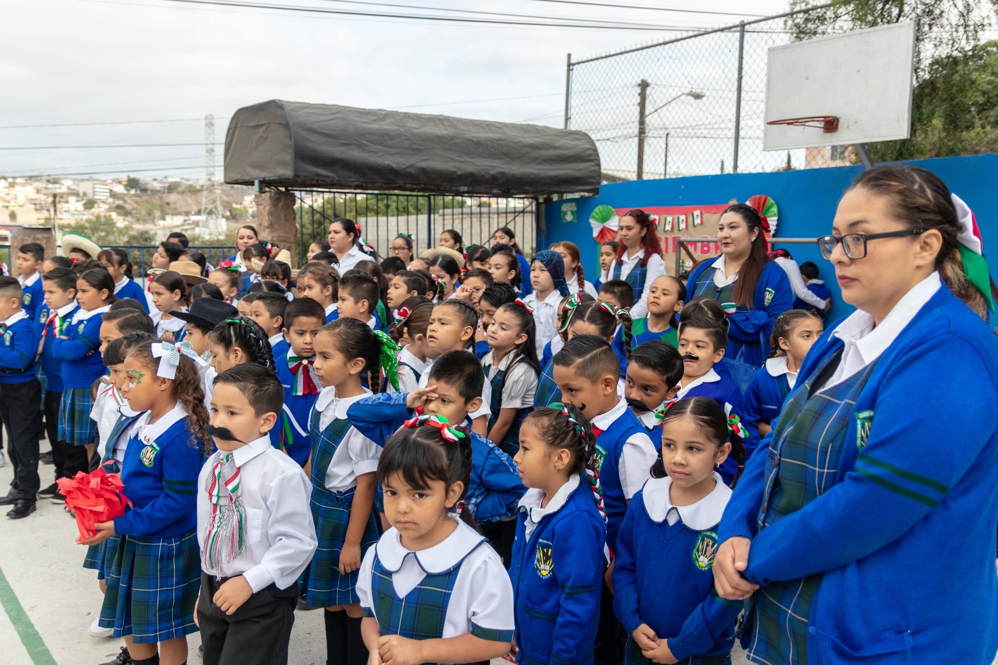 Alumnos reales sonrientes en el Colegio Simón Bolívar Bilingüe